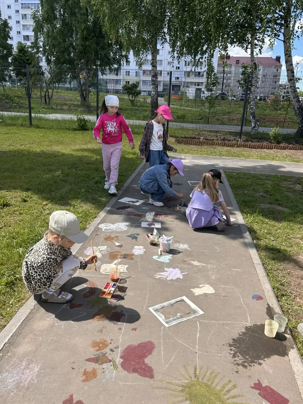 Сегодня наша старшая группа превратила обычный асфальт в настоящую художественную масте...