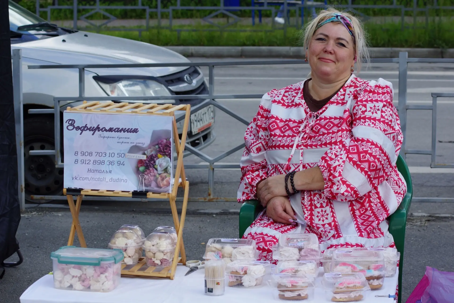 🎨 В честь Дня России и Дня города на центральной площади Чебаркуля работает выставка творческих раб