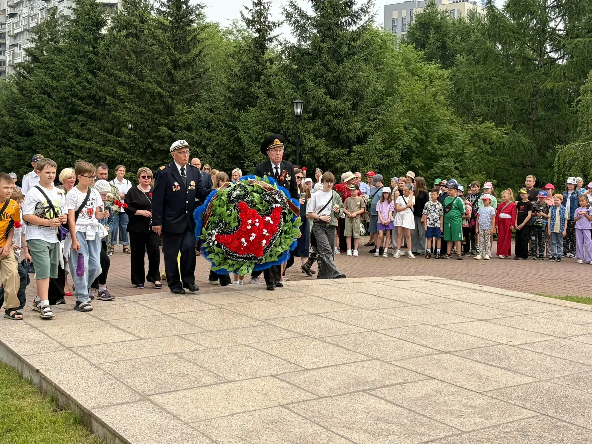 Цветы к монументу в память о Героях войны 🎖

Сегодня, в День памяти и скорби, в нашем районе по тра