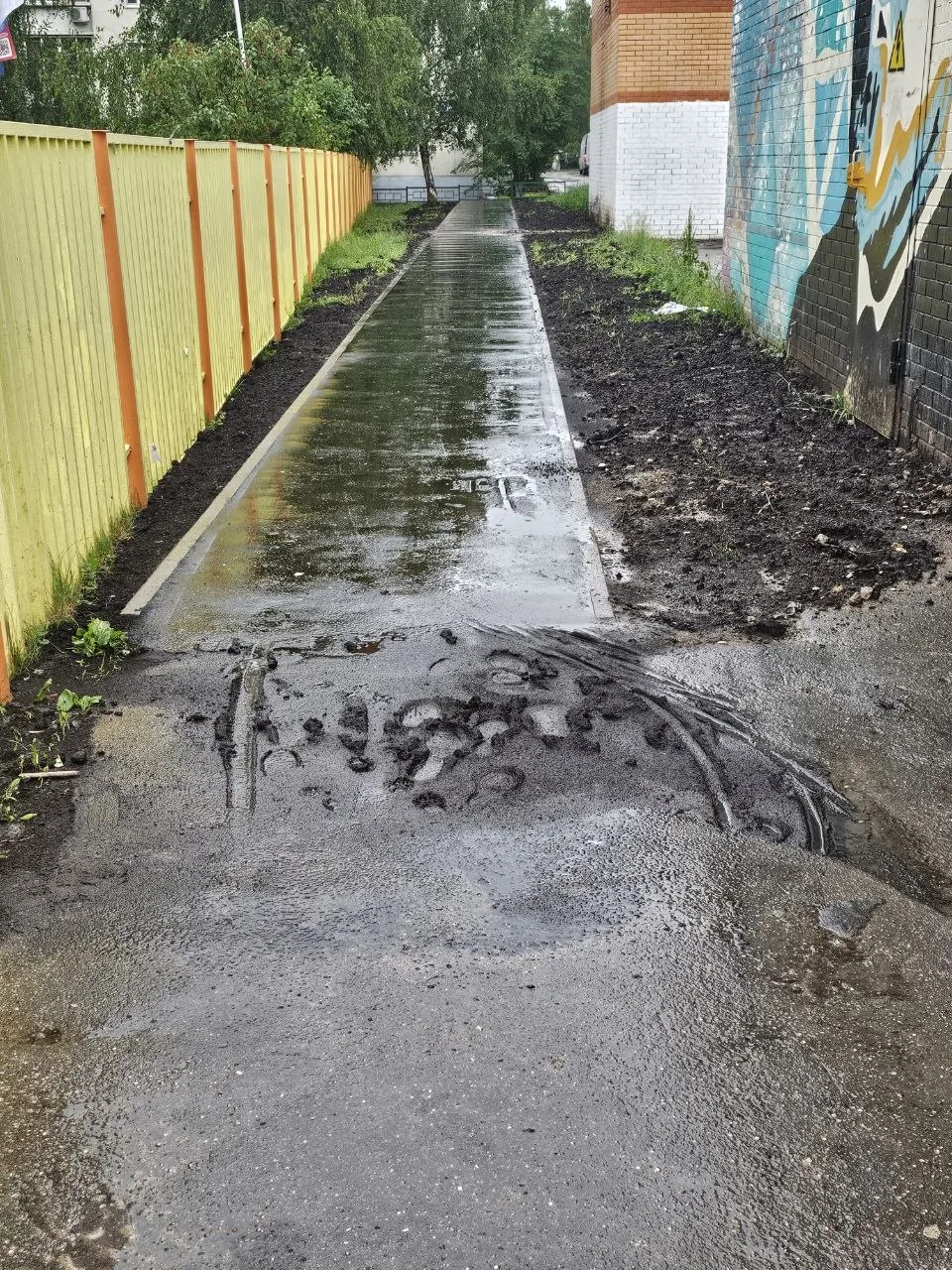 Новенький тротуар на Шадунца, 9 — уже в грязи

Жители пишут в чат Кротовой: землю, которую навалили 