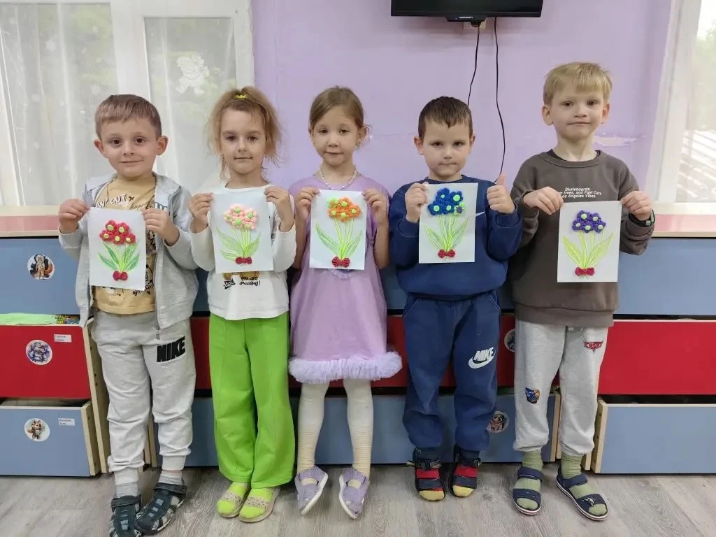Сегодня в старшей группе прошло творческое занятия, сочетающие лепку (пластилин) и рисование( каранд