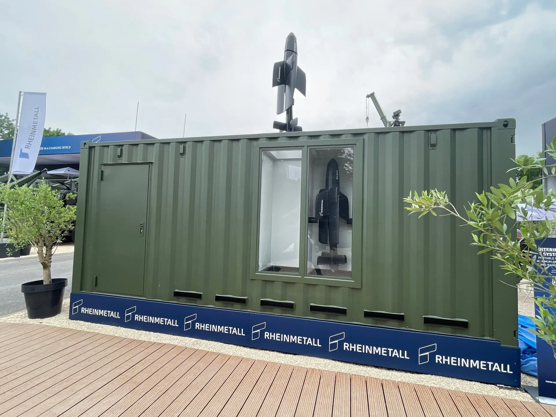🇩🇪 Компания Rheinmetall представила контейнерную пусковую установку с БПЛА-камикадзе ...