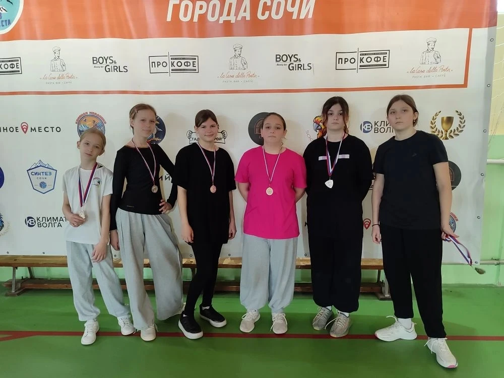🏐 Спортивный азарт, поддержка трибун и настоящий командный дух — всё это было на школьном турнире «Н