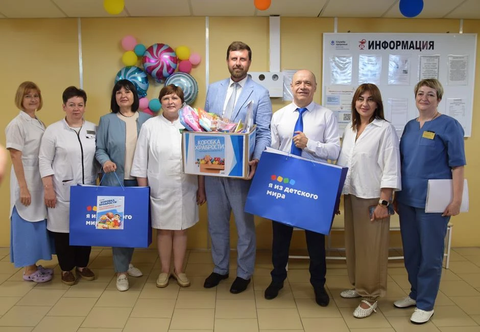 Внимание: доставка! «Коробку храбрости», полную подарков, привезли сегодня в Детскую го...