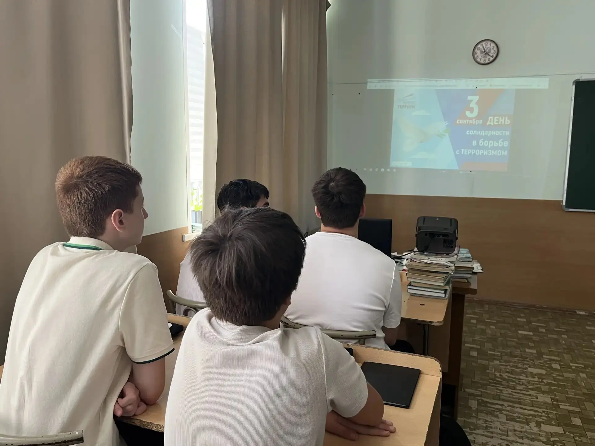 Сегодня в нашей школе прошли классные часы, посвящённые Дню солидарности в борьбе с тер...