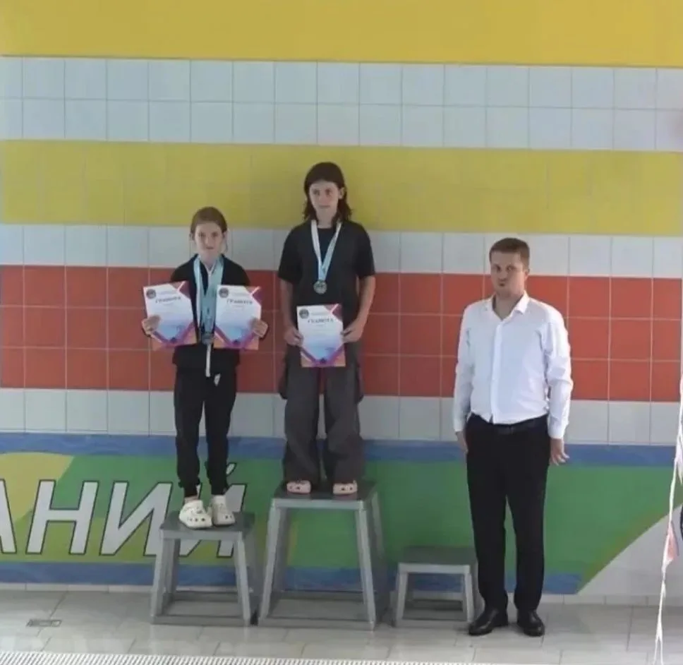 ПОЗДРАВЛЯЕМ 🏊‍♀️🏆🇷🇺 

В Кисловодске, в гимназии №19, прошёл турнир по плаванию, посвящённый Дню 