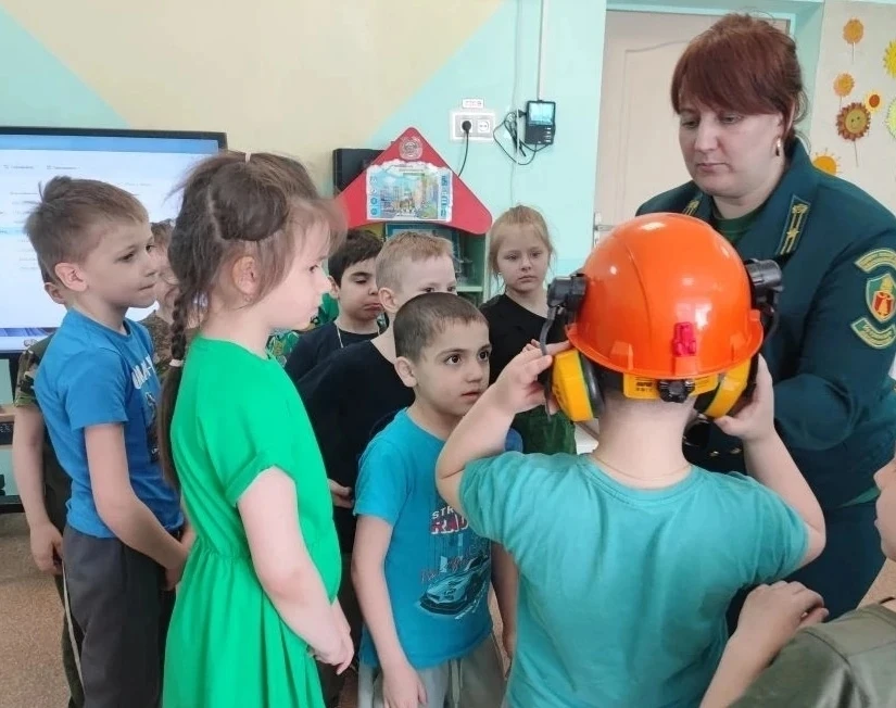 Социально-коммуникативное развитие "Знакомство с профессией Лесничий"  Цель: сформировать понимание 