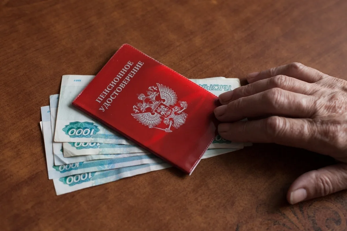 Две ежегодные выплаты, о которых знают не все: что положено работающим пенсионерам  Работающие пенси