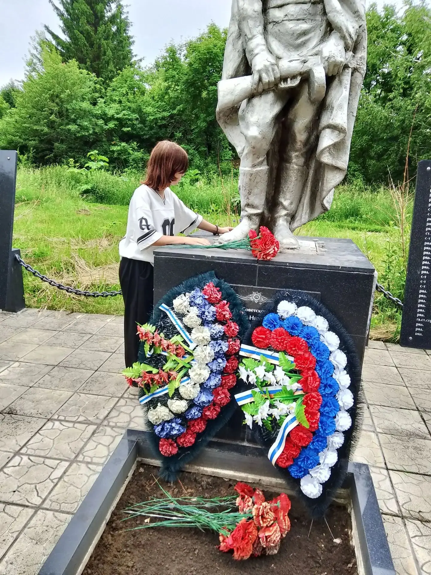 ДЕНЬ 15. РАБОТА НА ТЕРРИТОРИИ БРАТСКОГО ЗАХОРОНЕНИЯ.
В Золотарёво, на Речной, у тихой тишины,
Лежат 