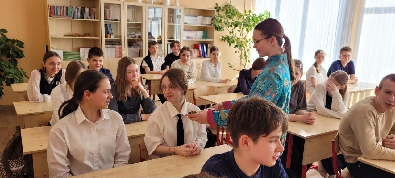 26 марта, в рамках недели китайской культуры, ученица 8б класса Титова Мария познакомила своих однок