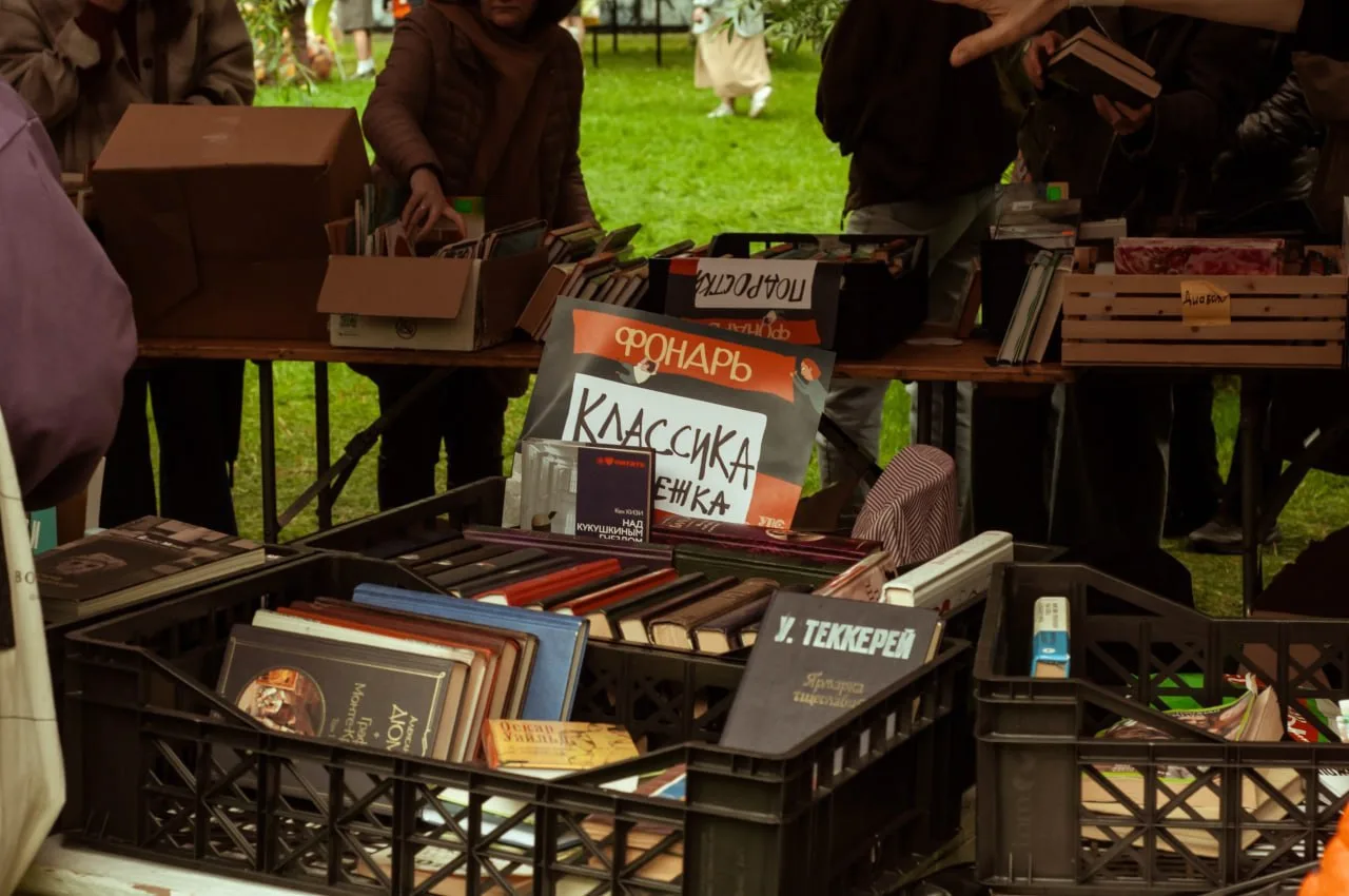📚 Книжный фестиваль «Фонарь» на Свердловской набережной — барахолка, издательства, встречи с писате