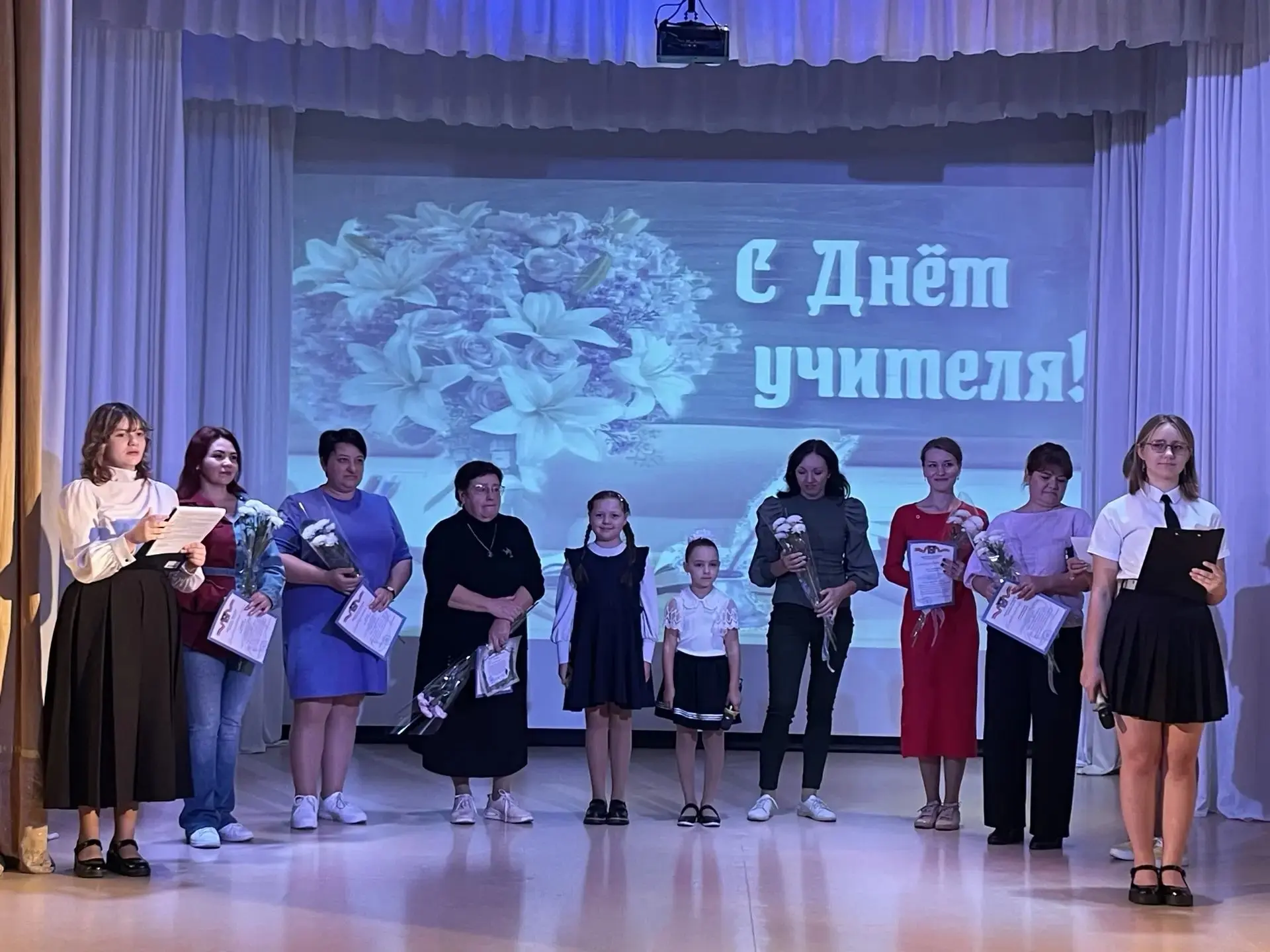 День учителя очень теплый, близкий каждому из нас праздник, поскольку учитель – не прос...