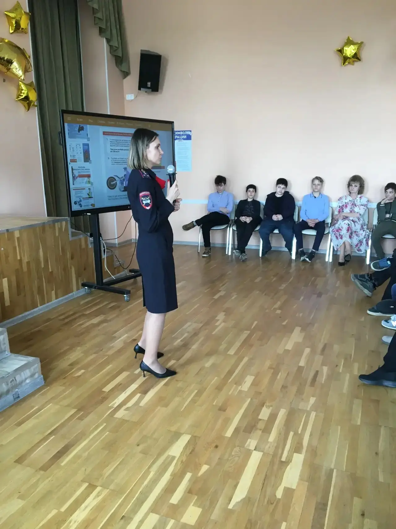 💭1  апреля в школе с состоялась встреча с инспектором отдела ГИБДД, который провел профилактическую 