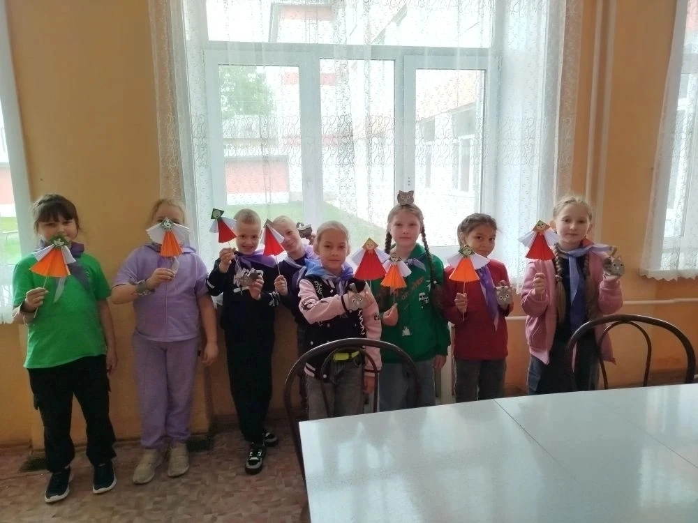 🎨 День 2 в нашем пришкольном лагере: рисуем традиции народов России!