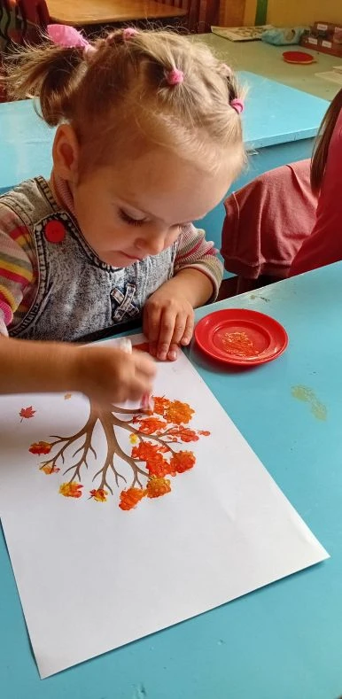 🎨 В нашей группе прошло творческое занятие — рисовали ватными палочками! 😍