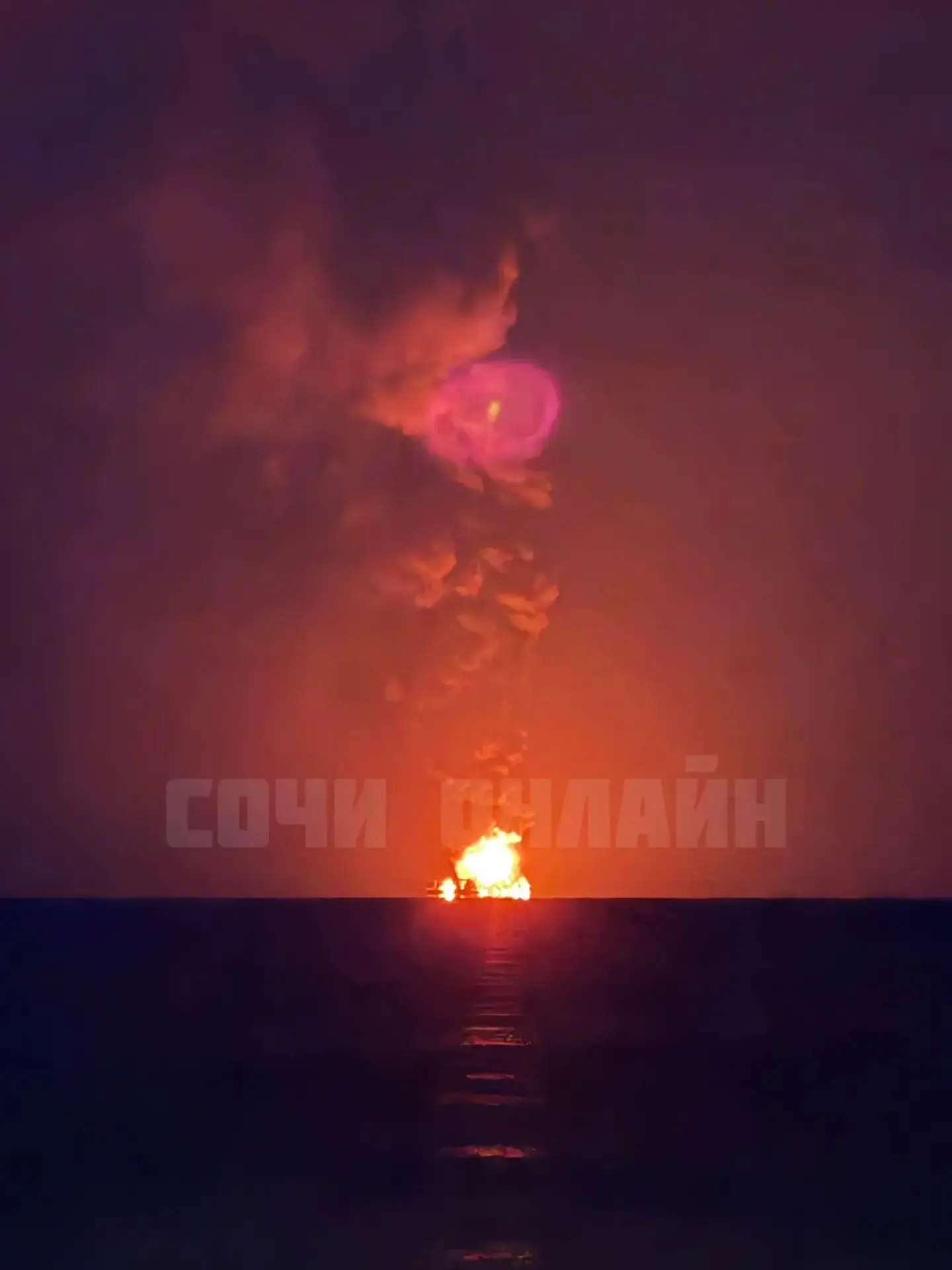 🚨 🇷🇺Сириус пляжлары Кара диңгездәге танкер янгыны аркасында вакытлыча ябылды