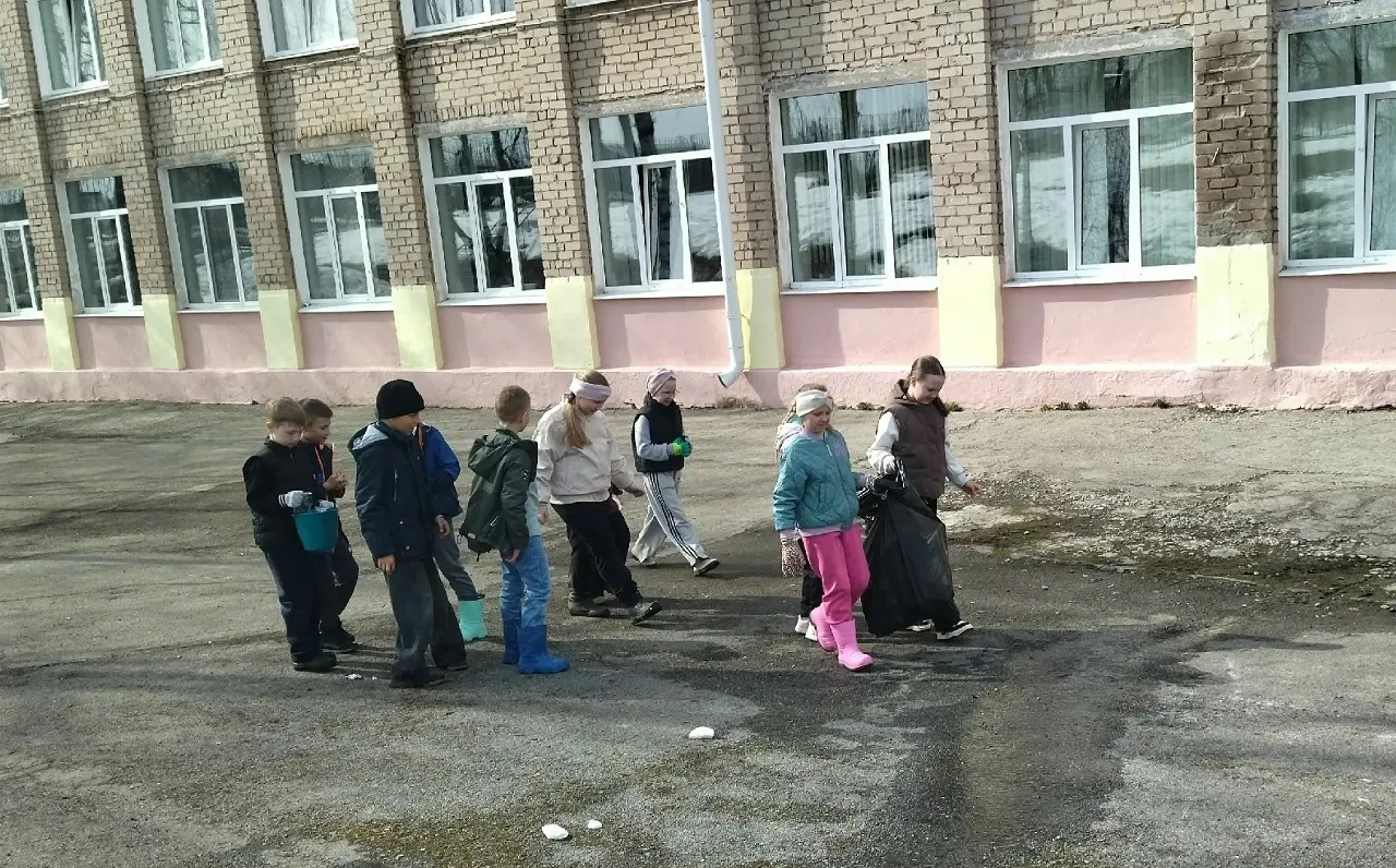 🌿 Тот, кто любит свою школу  На прошлой неделе на территории гимназии кипела работа: ученики и учите