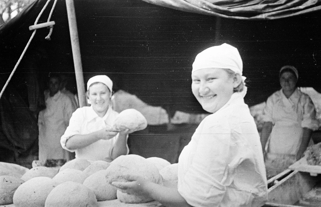 Женщины-хлебопеки гвардейской части в полевой хлебопекарне на Курской дуге, июль 1943 г...