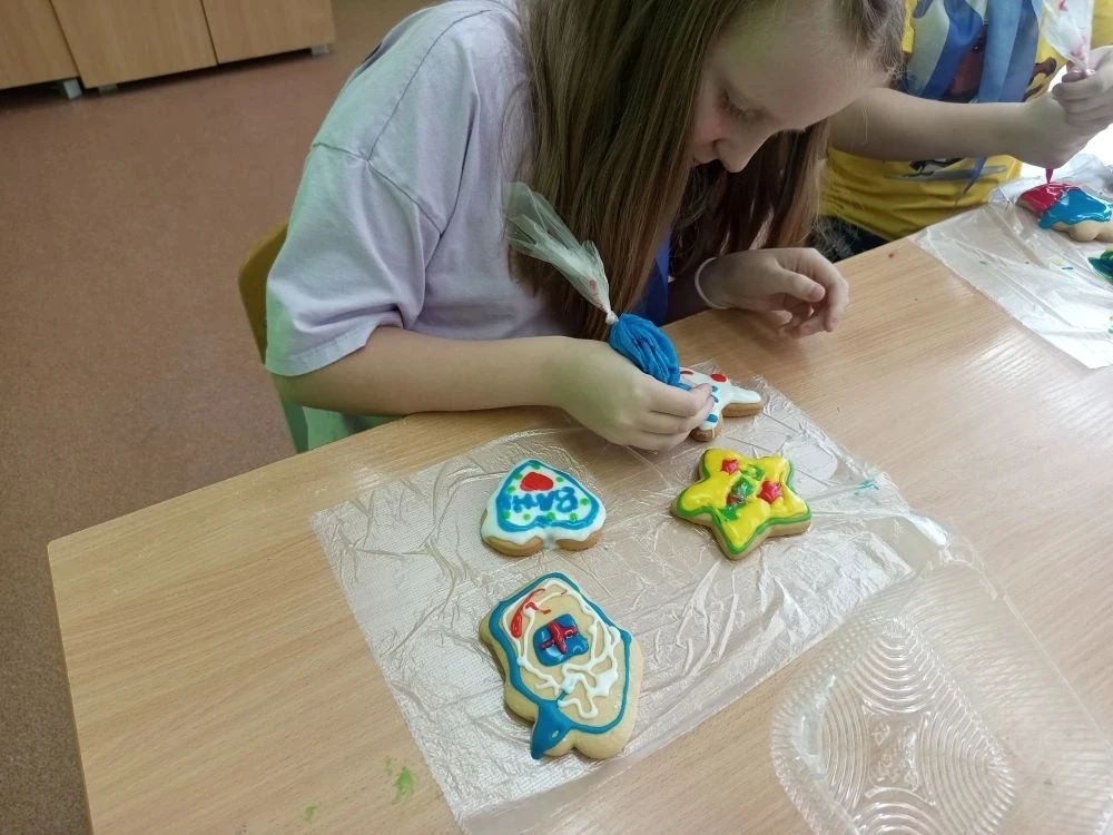 🎉 Когда глазурь — это магия, а пряник — холст!
🍪В лагере «Детство» сегодня было сладко… ОЧЕНЬ слад