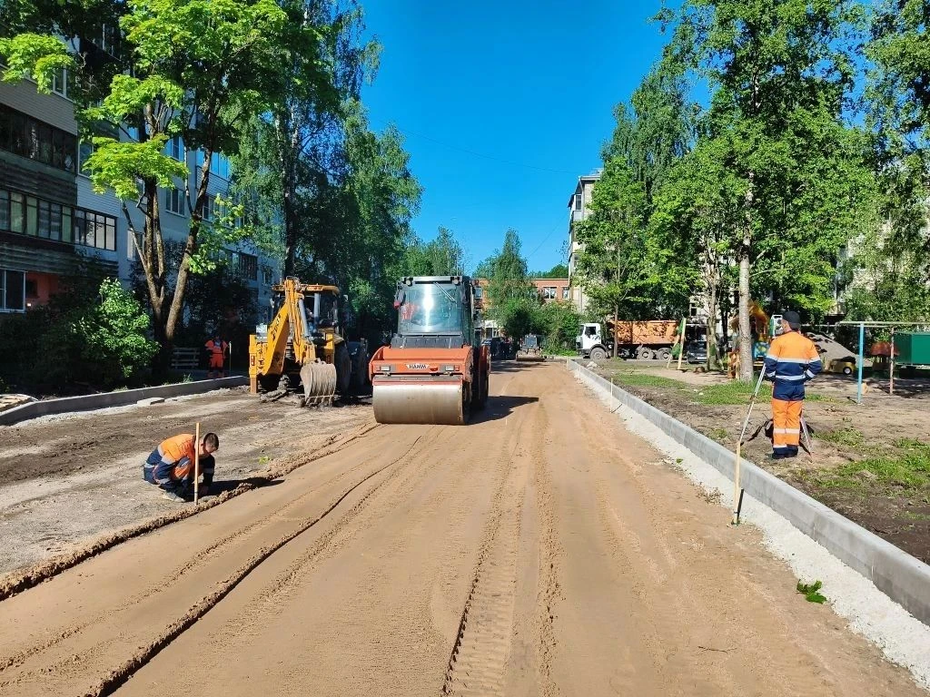 Уютный двор на улице Алтаева, 8: преображение начинается! 🚗🌳 

Отличные новости для жителей Запско