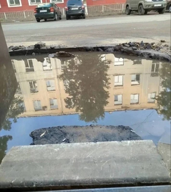 Опасные полуметровые провалы образовались у подъездов дома на улице Салтыкова-Щедрина после демонтаж