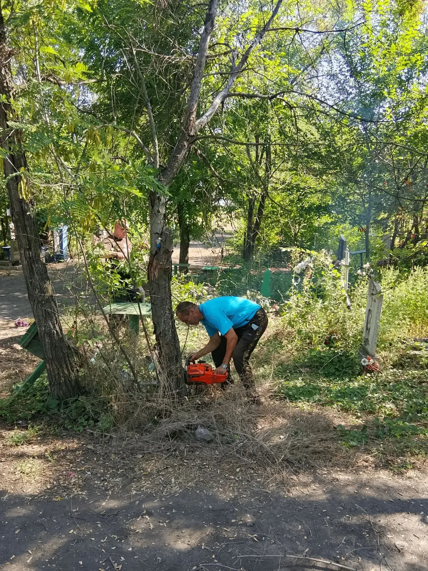 В Ровеньках продолжаются работы по благоустройству и санитарной очистке городских кладбищ

👷МУП «Ри