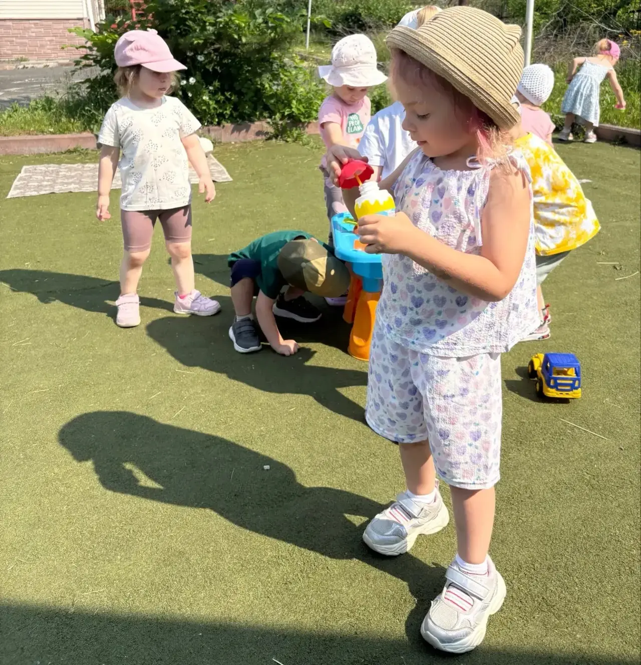 ☀️ Волшебная прогулка в группе «Зёрнышко» подарила море радости и улыбок! 😍 Ребята с восторгом игра