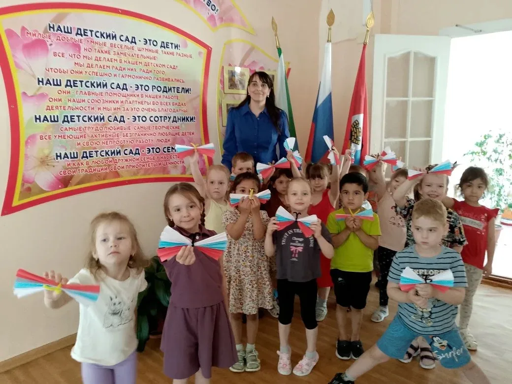 Растим патриотов с малых лет!

Как рассказать детям 4-5 лет о большой стране? Через игру, творчество