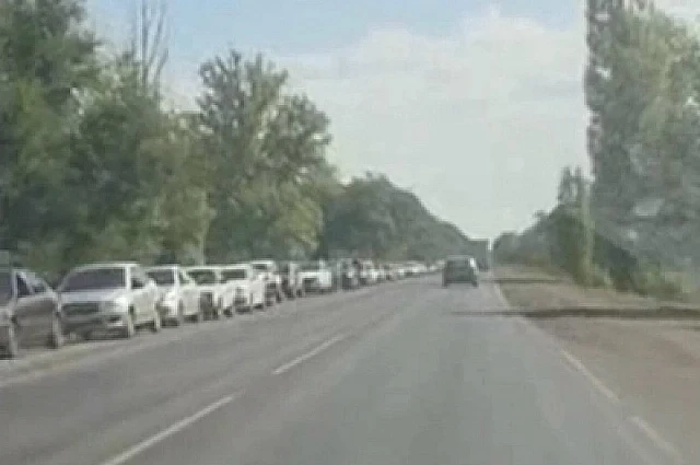 Видео очередей на заправках поделились утром субботы волгоградцы