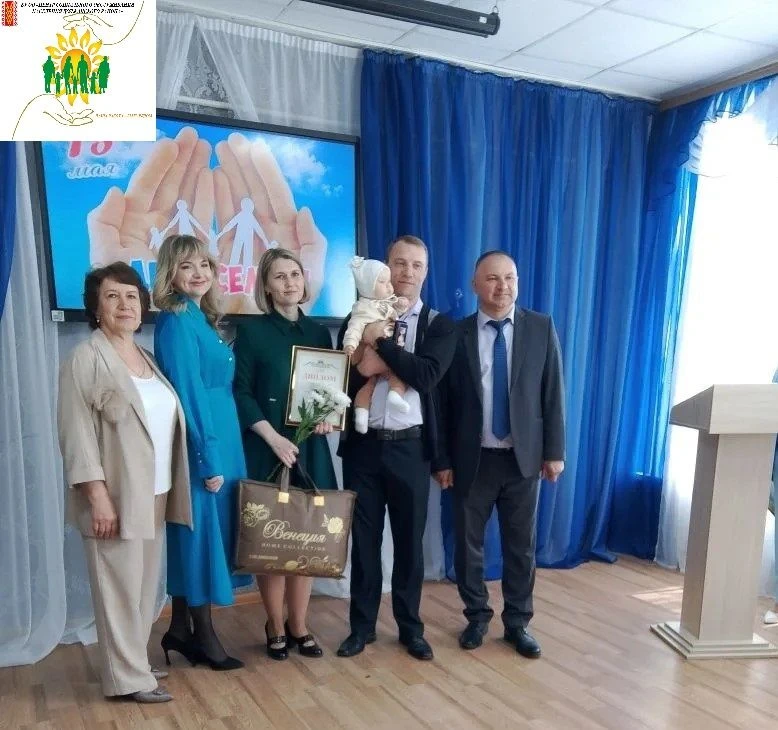 В международный День семьи состоялось награждение памятными медалями "Многодетная семья...