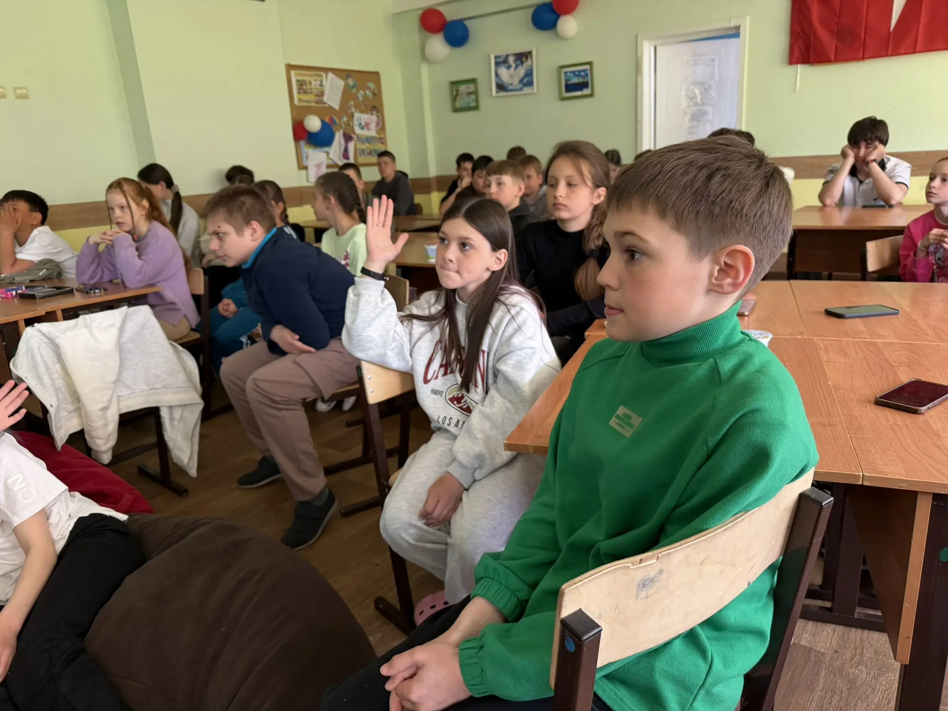 Сегодня  ребята  старших отрядов  встретились с лектором Российского общества " Знание" Еленой Конст