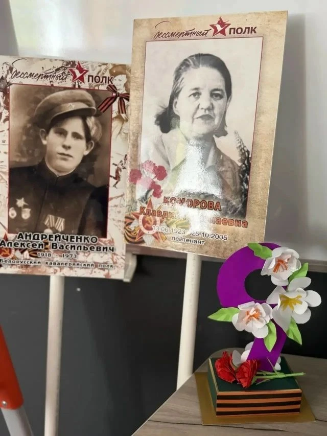 Ученики 3В класса с гордостью приняли участие в акции «Бессмертный полк». В руках — портреты родных,