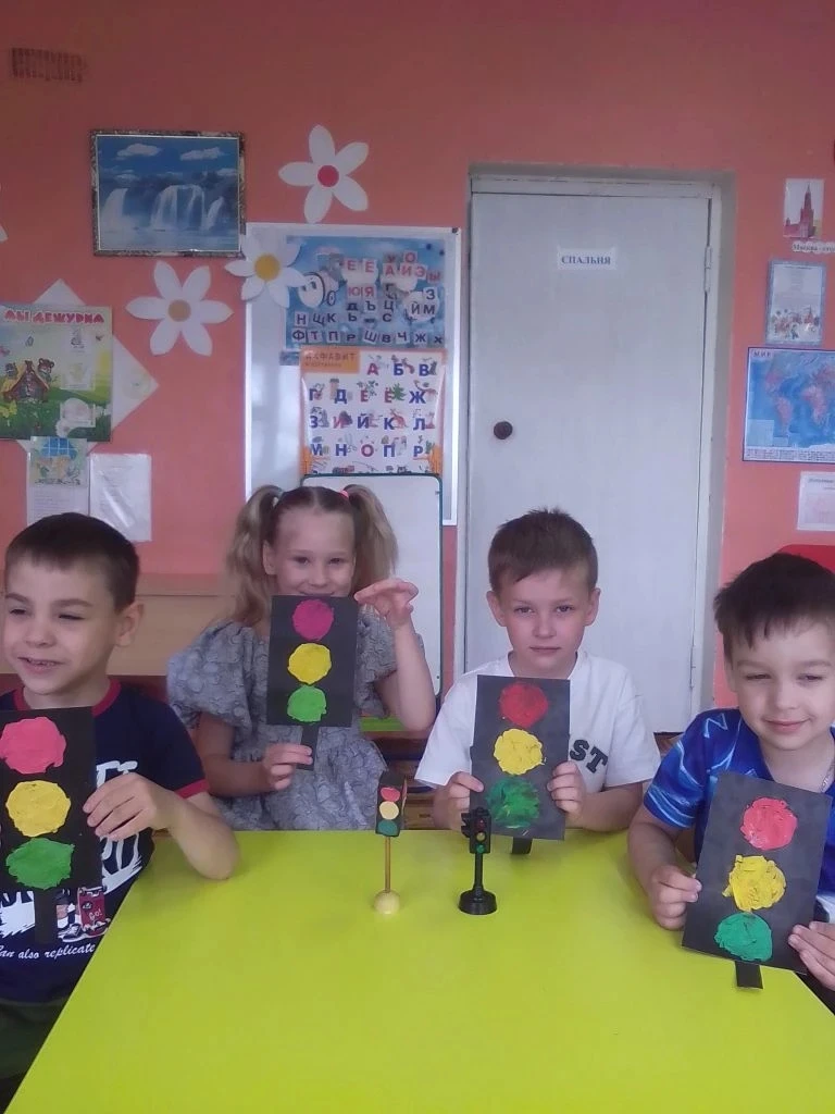Светофор - большой помощник,