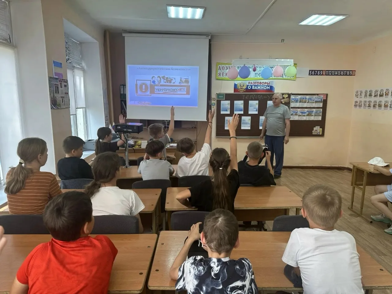 🎥 В завершение встречи ребятам показали познавательный видеоролик от МЧС России «Зина, Кеша и терро