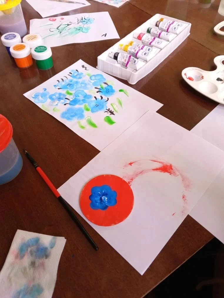 🎨 Узнали секрет кармакской росписи!  Ученики 3 «Г» класса побывали на мастер‑классе в музее — Лариса
