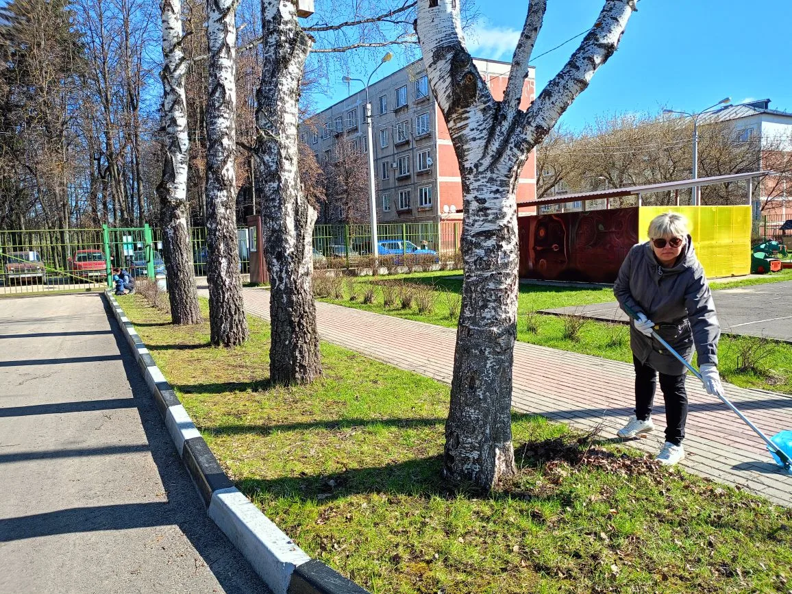 ✨Сегодня на территории дошкольного отделения «Калинка-2» состоялся общегородской субботник, который 
