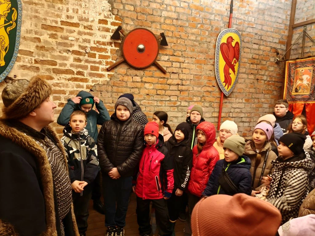 За окном дождь и слякоть...  А мы снова отправились в путешествие.  На этот раз с экскурсией к ратоб