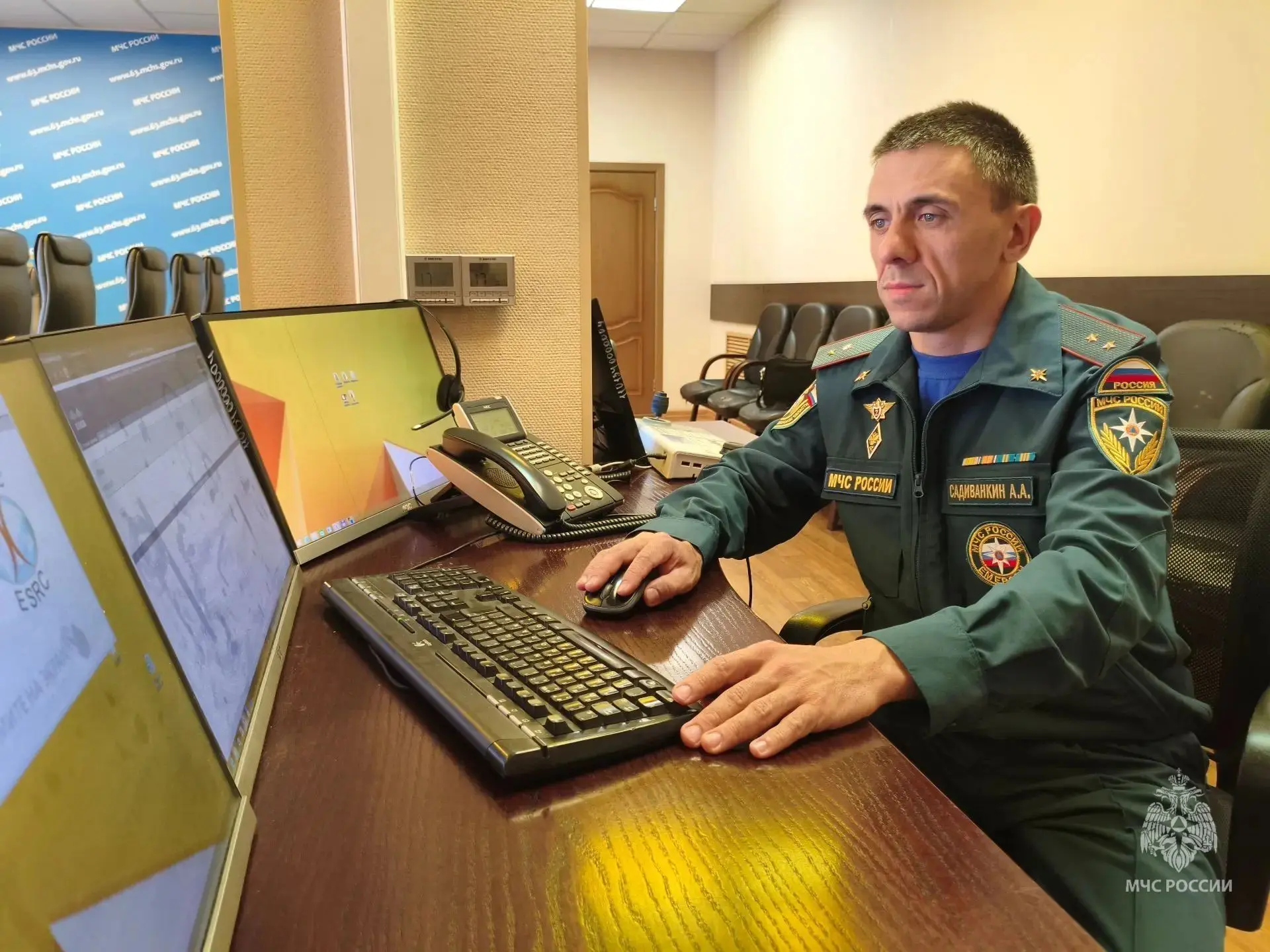 ВСЕГДА НА СВЯЗИ
 
За каждым успешным выездом пожарных и спасателей стоит четкое взаимодействие всех 