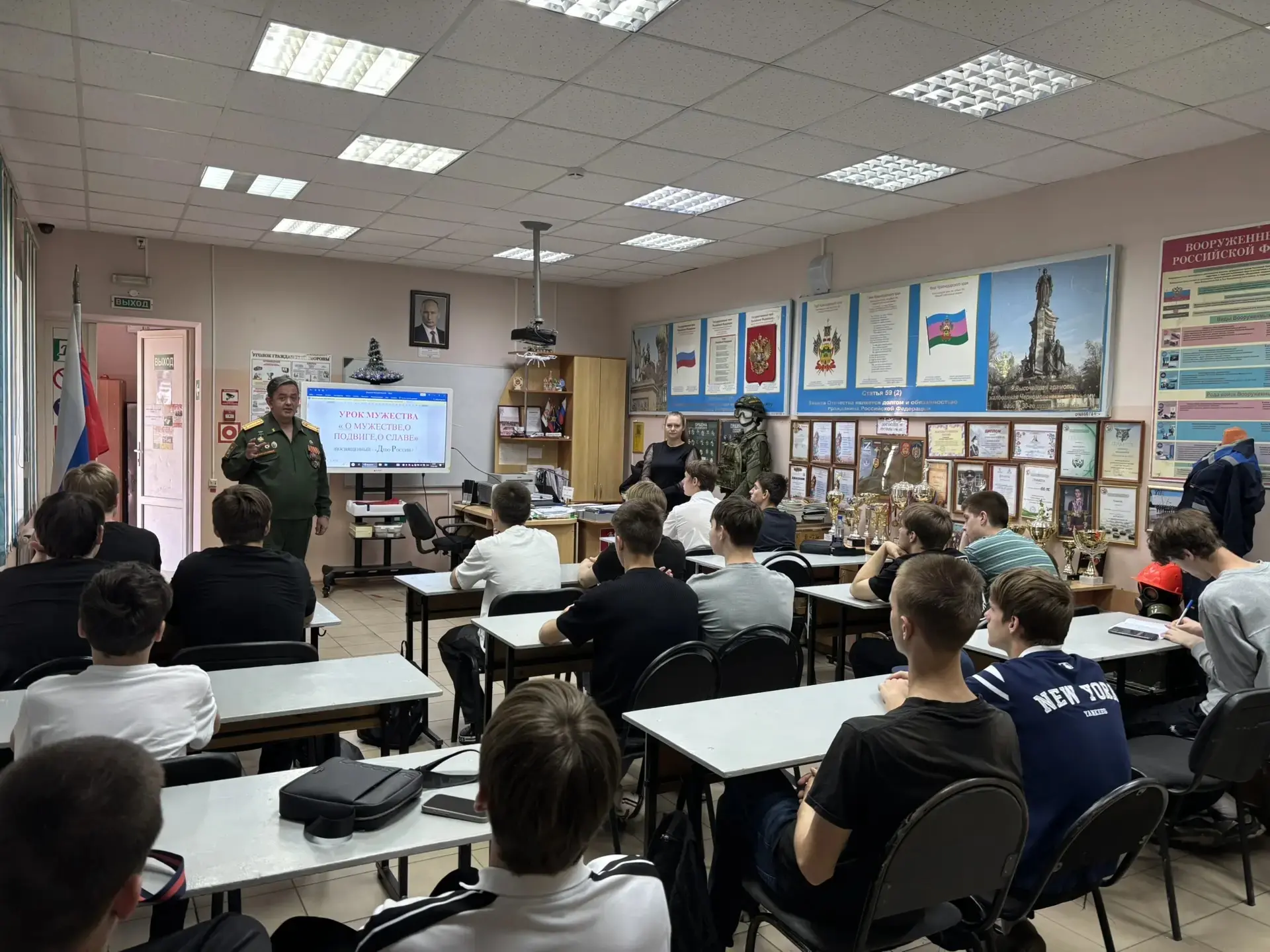 Накануне Дня России в колледже прошёл урок мужества «О мужестве, о подвиге, о славе».

🎖️ Мы говори