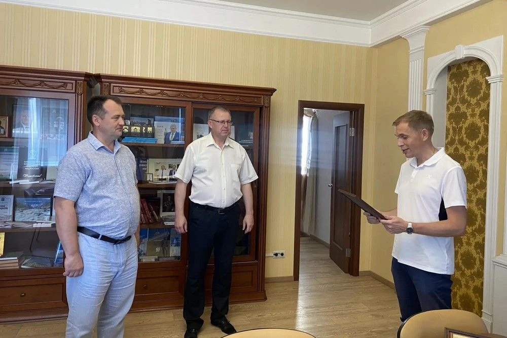 🧑‍🎓 Председатель комитета АКЗС по образованию и науке вручил награды преподавателям Алтайского инс