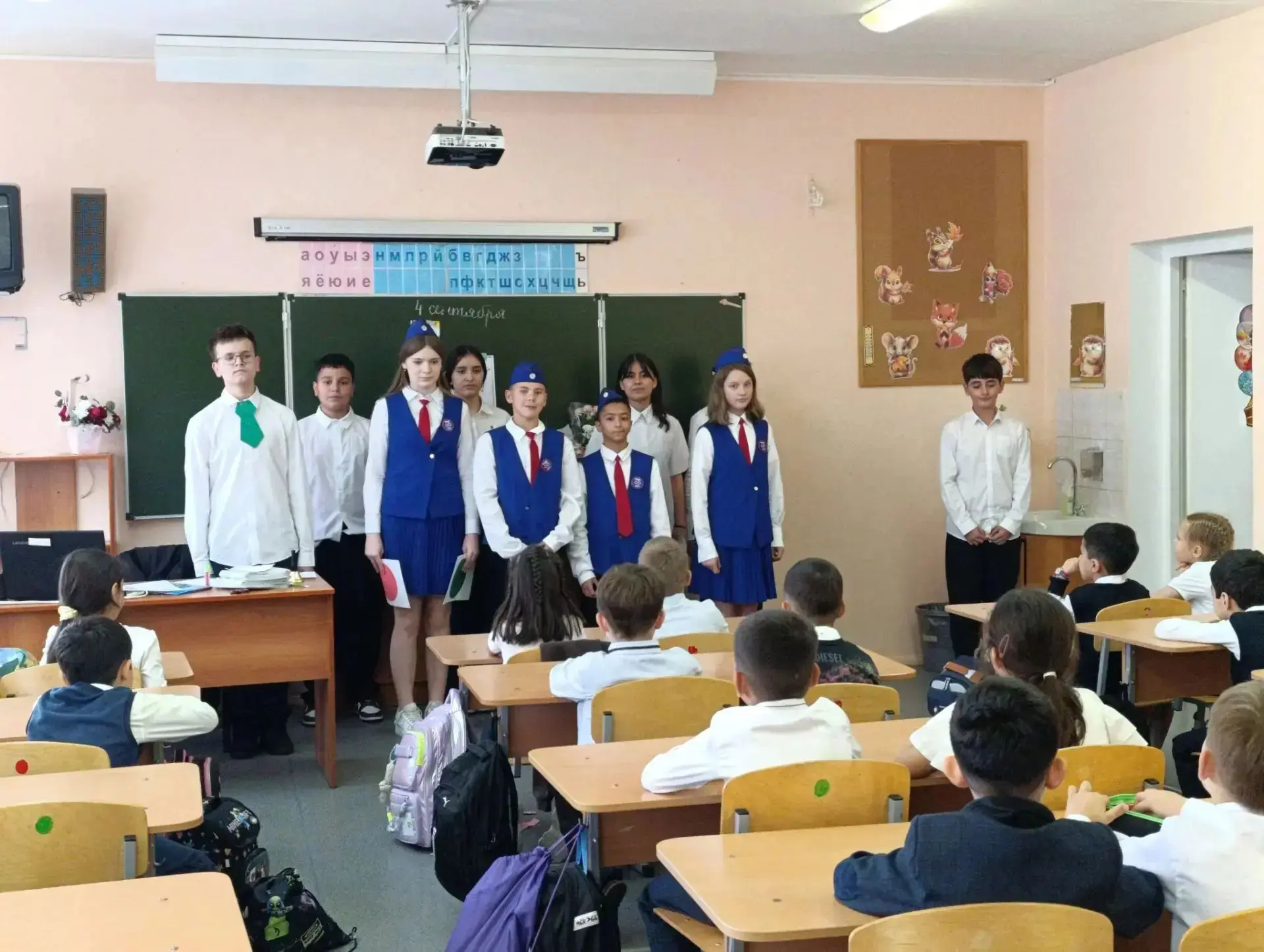 🎉 Первые уроки безопасности: ЮИД в гостях у первоклассников! 🎉