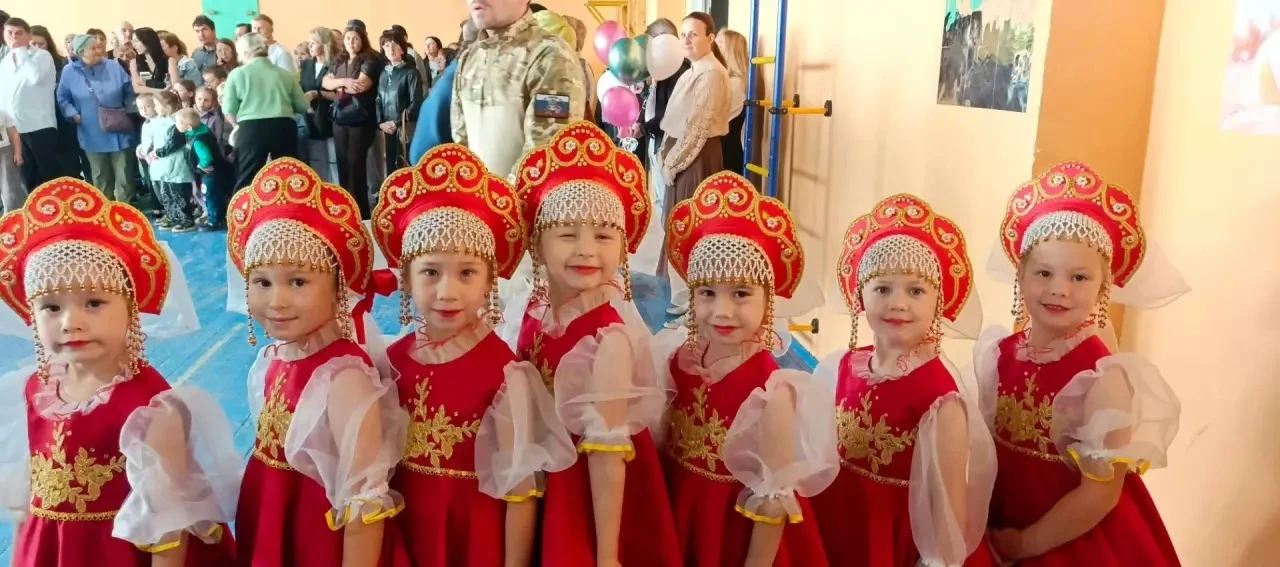 Хореографический ансамбль: "Калинка" русским народными танцем открыл  мероприятие в шко...