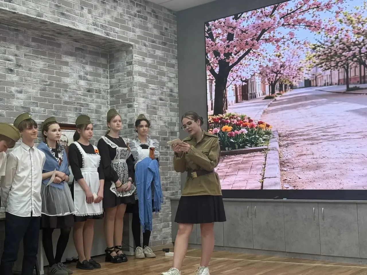 ⭐️ Цикл школьных мероприятий ко Дню Великой Победы продолжается!   Вчера в нашей гимназии прошёл кон