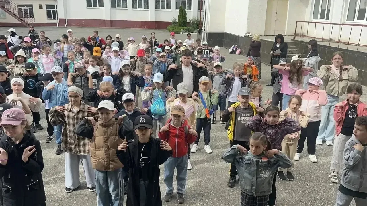 ☀️День 5 в нашем лагере☀️

🌅 Утро началось торжественно: мы собрались на линейке, исполнили Гимн Ро