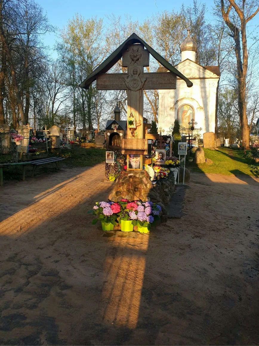 К могилке старца — как к живому  Остров Талабск. Кладбище почти у берега. И могилка, к которой люди 