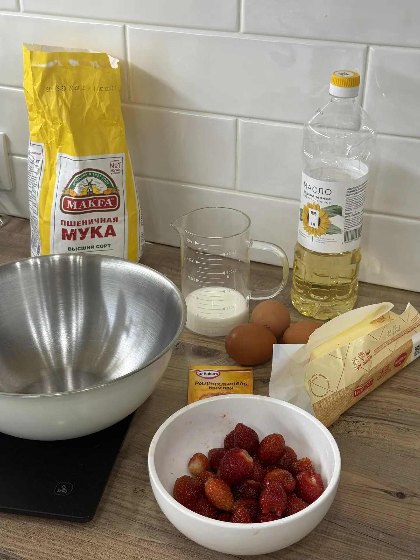 Вчера с дочкой приготовили великолепный и быстрый пирог с клубникой и шоколадом ✨😍

Ингредиенты:
3 