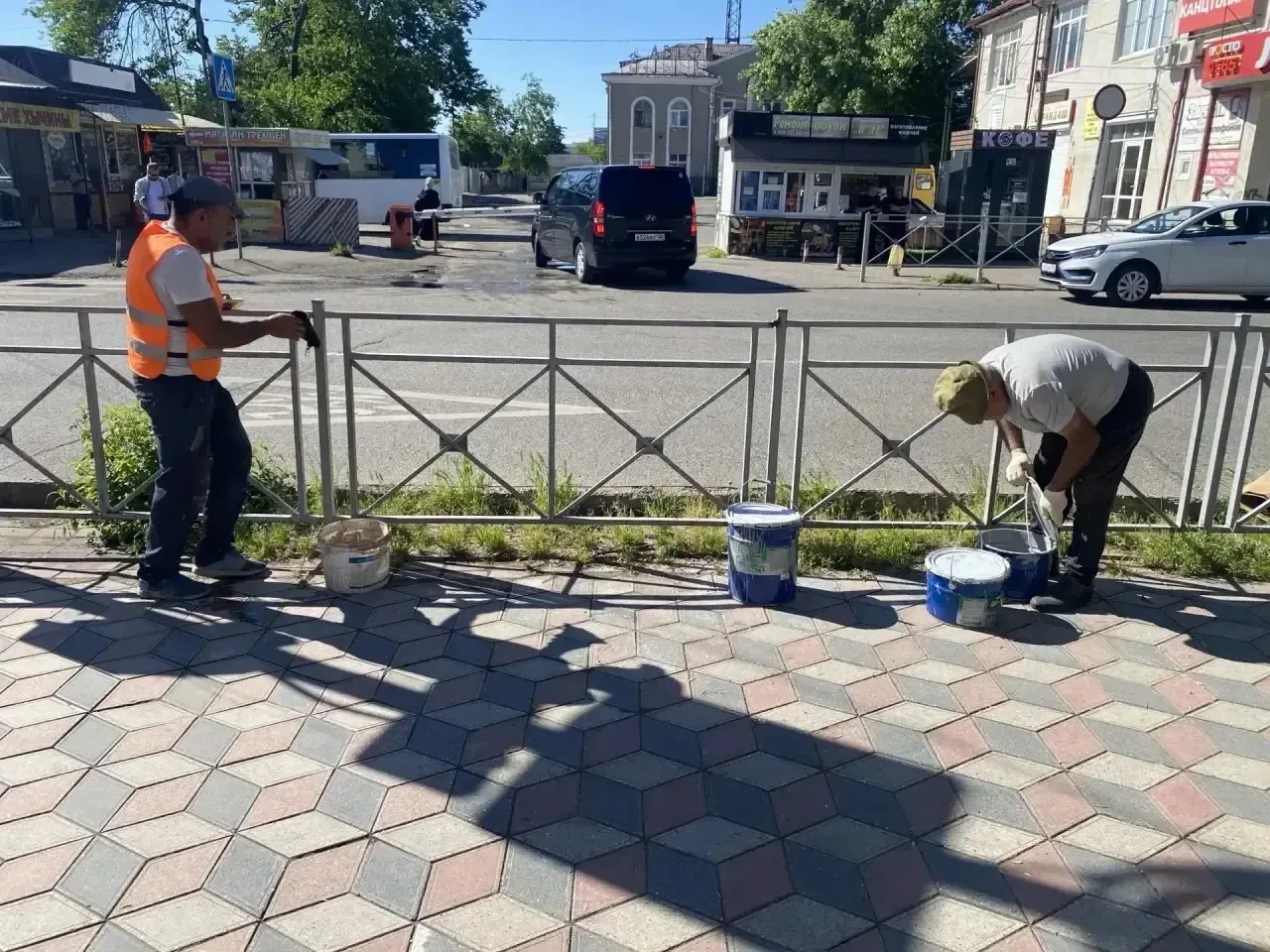 В рамках муниципального контракта подрядная организация проводит работы по окраске металических пеше