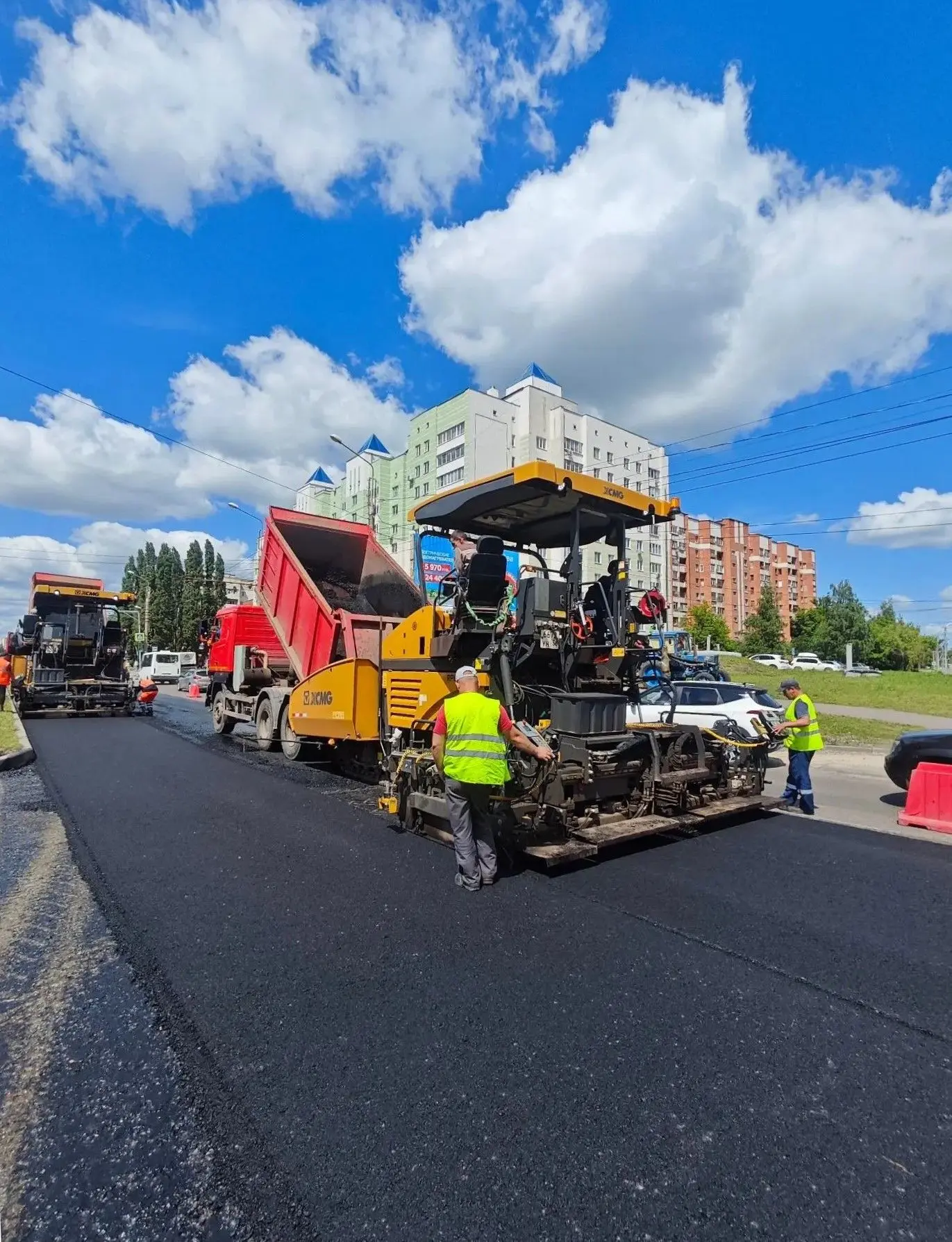 На проспекте Строителей начали укладывать выравнивающий слой асфальта на участке от пут...