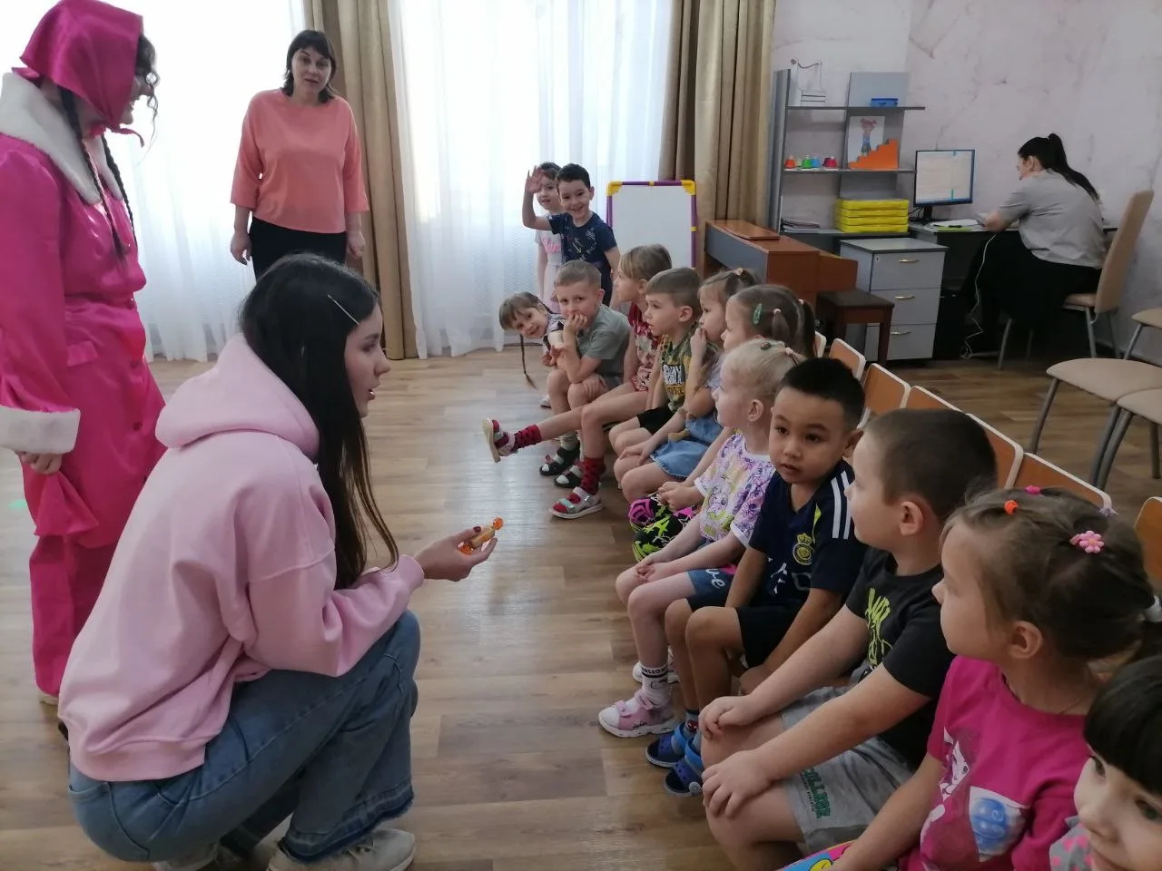 Учащиеся психолого-педагогического класса ( Журавель А., Рудых М., Атауллина К.) пришли в гости к ре