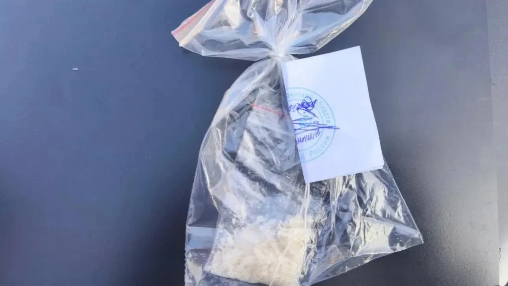 🚔 В Брянске у двух молодых людей нашли пакет с синтетическим наркотиком